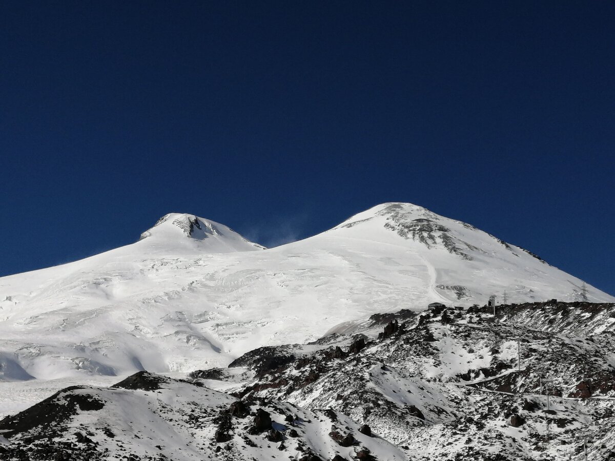 Две вершины Эльбруса. Фото моё, как и остальные в этой статье-записке