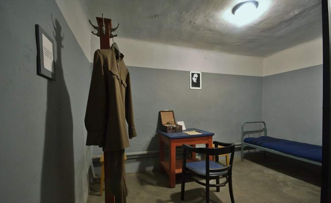 Комната в подземном бункере 