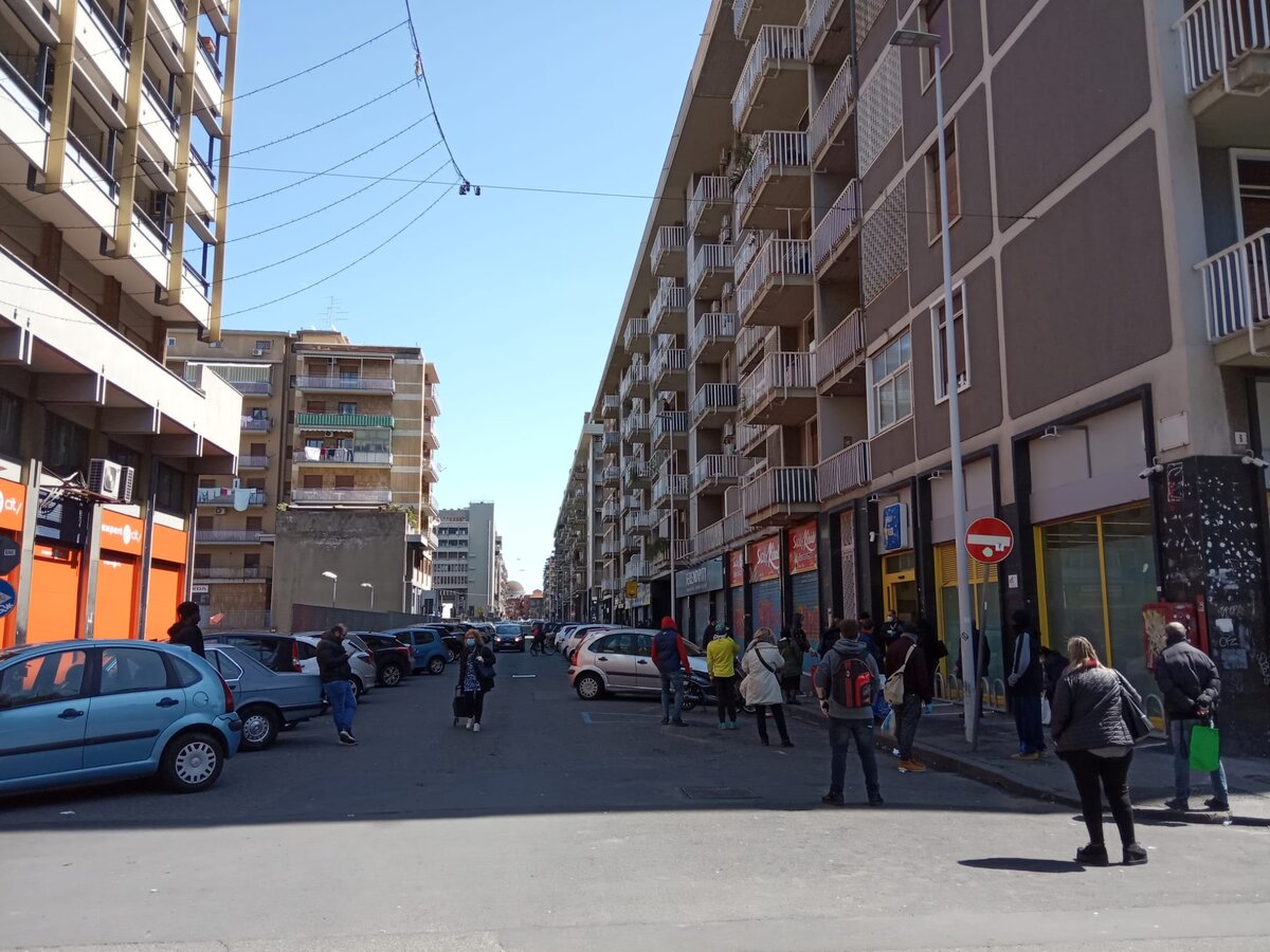 Катания. Очередь в магазин 