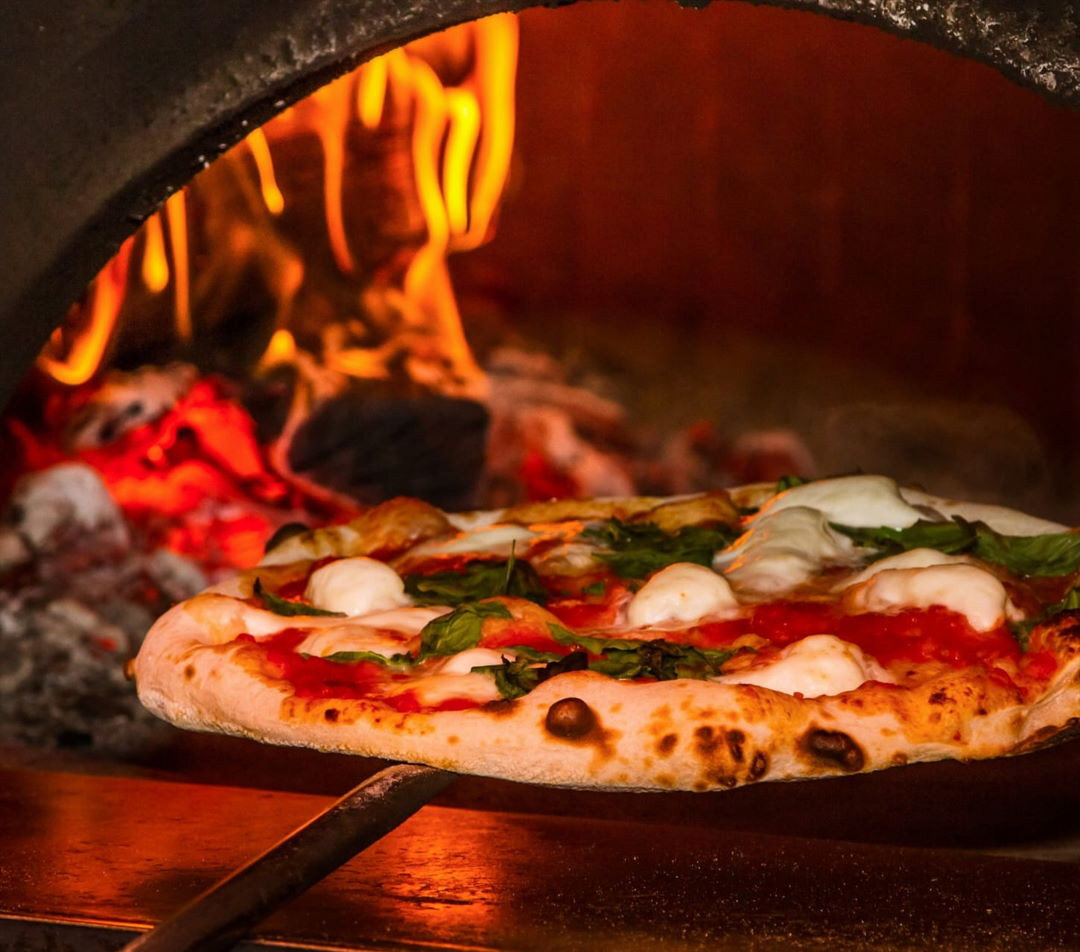 Пиццу готовят в настоящей дровяной печи!