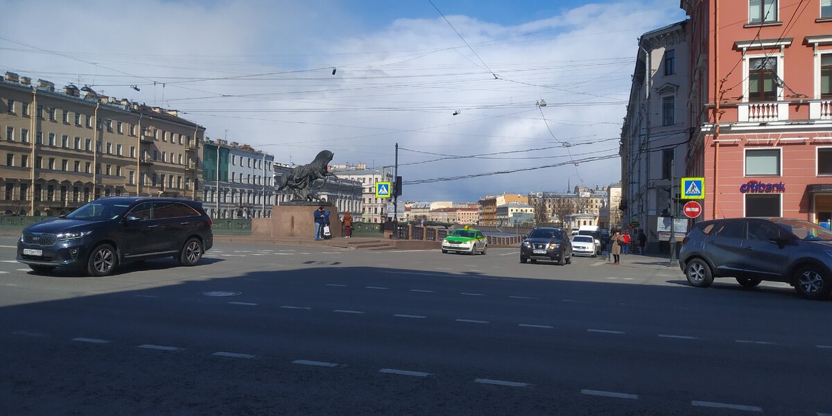 Здесь уже начинается достаточно оживлённое движение машин.