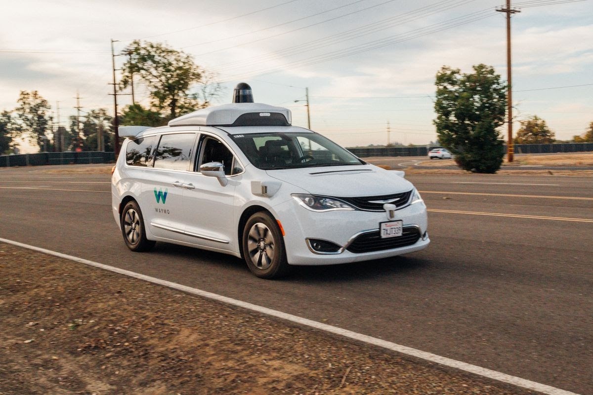 
Беспилотные такси Waymo, которые работает на третьем уровне автономности на небольшом отрезке пути.