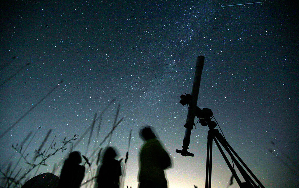 Наблюдая за небом с помощью телескопов увеличивающих изображения в десятки и сотни раз