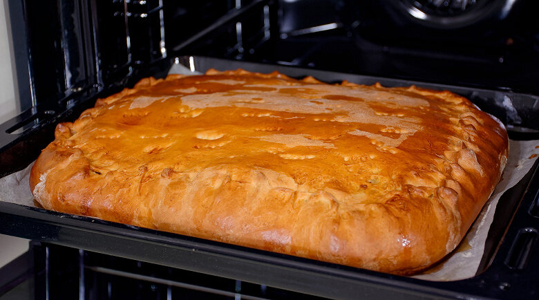 На ужин очень хорошо приготовить мясной пирог и сытно и вкусно,да и готовится пирог просто.Пирог ароматный,он может украсить даже праздничное застолье.Под хрустящей корочкой  очень сочная начинка,а тонко раскатанное  тесто не отвлекает от самой начинки.А если подать к такому пирогу сметанный соус,так это вообще праздник вкуса!