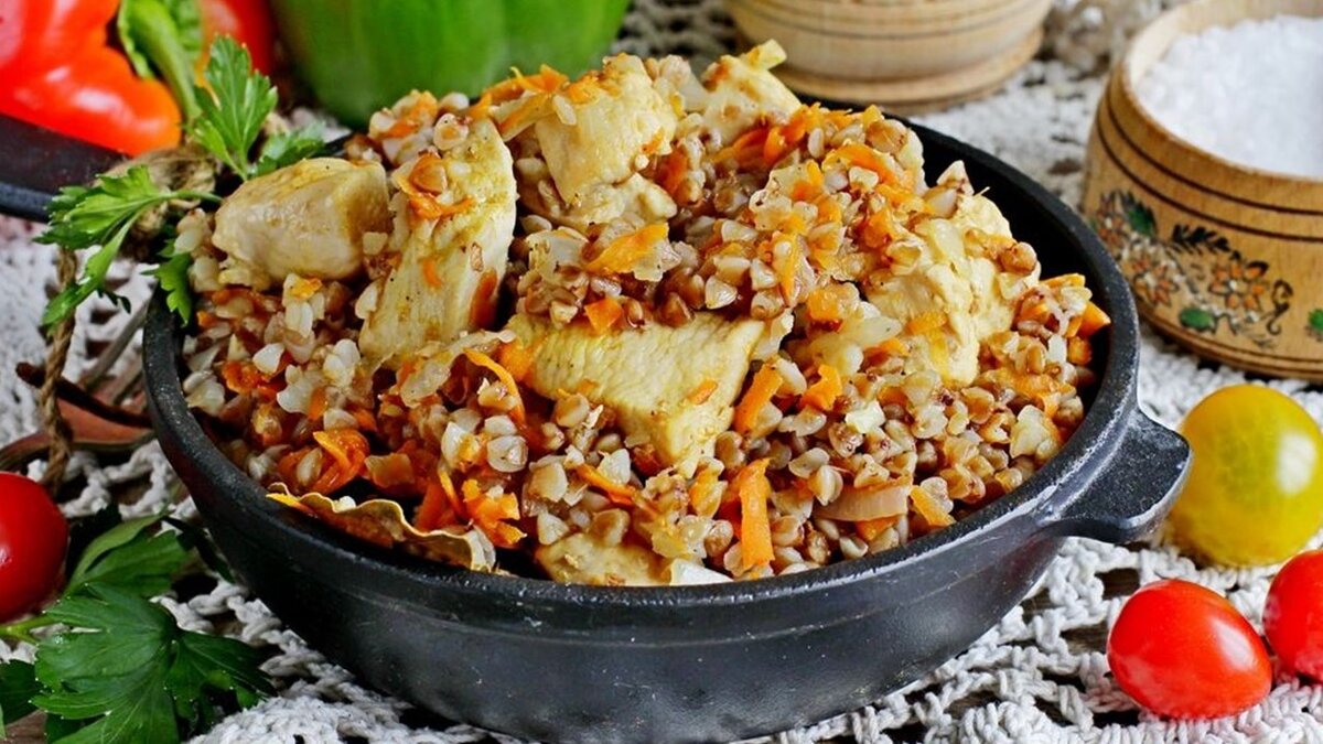 Добавьте к гречке с курицей большую порцию овощного салата, и вы получите сбалансированный прием пищи