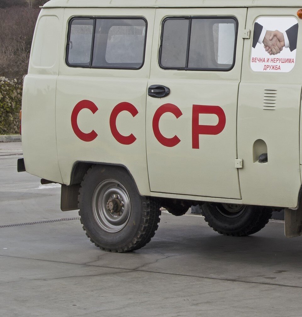 Добрые люди были и будут. В СССР их было не мало, и от количества сортов колбасы это не зависит. фото используется по лицензии creative commons pixabay.com