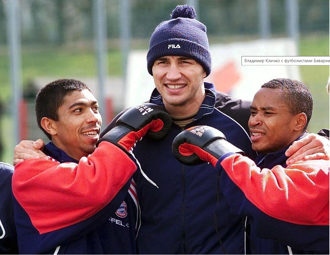 Владимир Кличко с футболистами «Баварии» Джованни Элбером и Пауло Сержио / фото - Michael Kienzler/Bongarts/Getty Images
