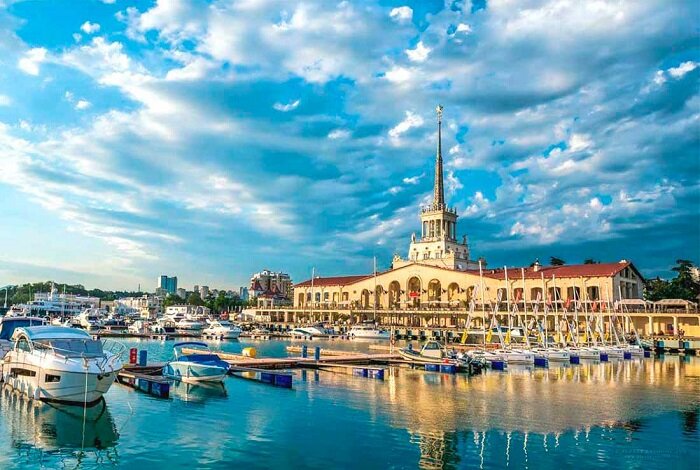 Преимущества и особенности Сочи:

Инфраструктура. Развлекательные центры и возможности для активного времяпрепровождения. К услугам отдыхающих – музеи, зоопарки, аквапарки, спортивные развлечения. Есть также дендрарий, океанариум и дельфинарий.
Комфортная температура. Летом воздух прогревается до +26 °C. Нет удушающей жары.
Курортное лечение. В Сочи есть сероводородные и йодобромные воды, лечебные грязи. В городе одних только санаториев 80 штук, а также десятки здравниц и пансионатов.
Культурные программы. В городе проходят различные культурные мероприятия — «Кинотавр», КВН, джазовые фестивали, театральные конкурсы.
Пляжи. В городе полтора десятка чистых песчано-галечных пляжей с хорошей инфраструктурой. Пляжный сезон длится с мая до середины октября.
Минусы:

шумность и многолюдность;
только галечные пляжи;
высокие цены;
возле мест впадения горных рек – грязное море