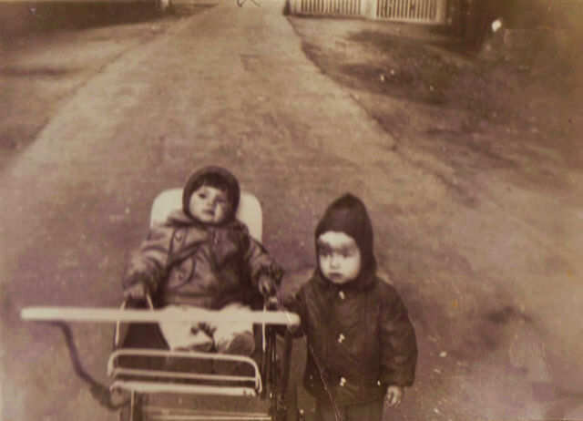 (слева мой дом. а справа в конце дороги детская консультация и сразу от дороги тропинка в овраг, которая уходит недалеко всего 5-7 метров и уже овражный лес)