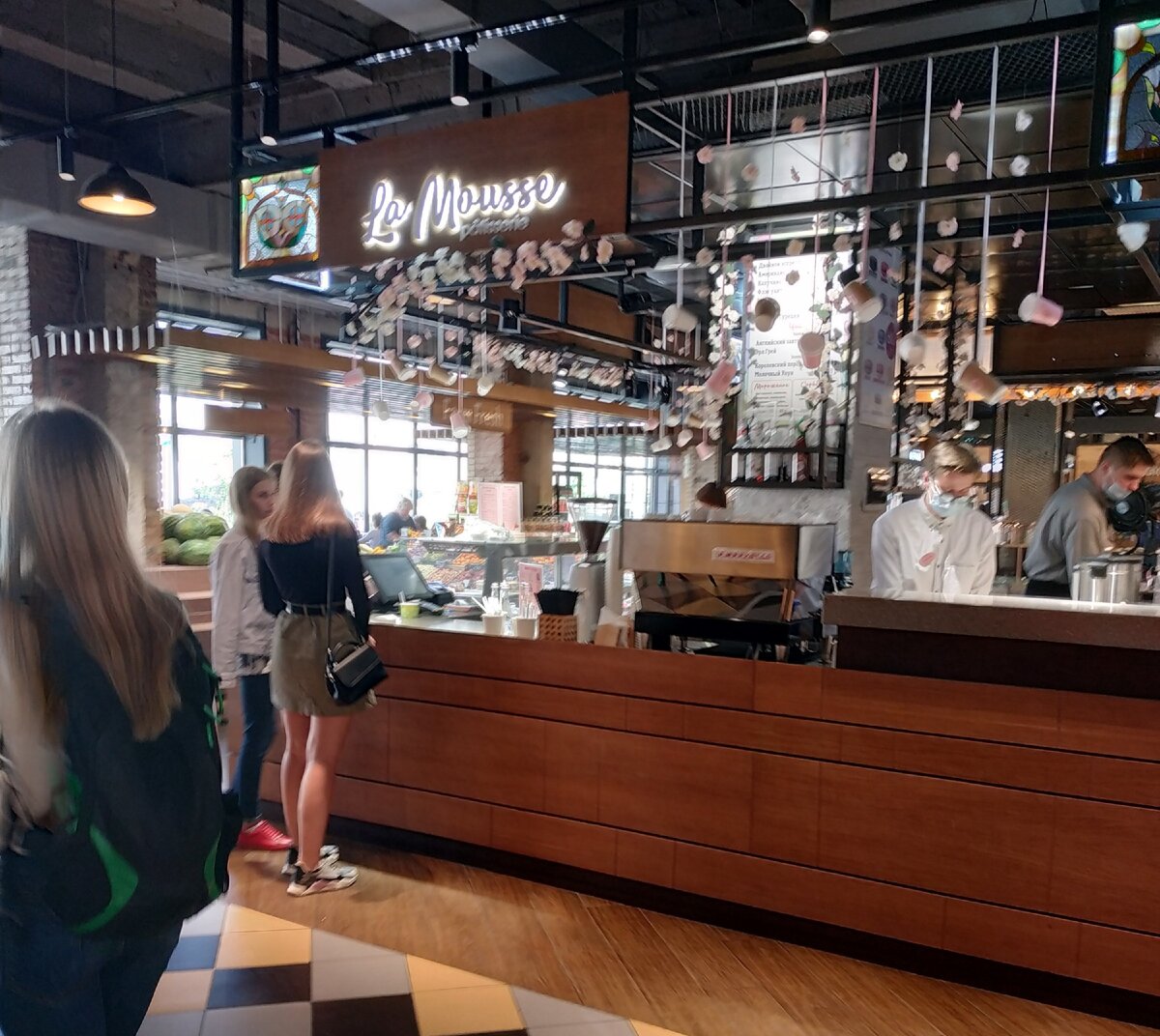 В Челябинске открыты все ТЦ, кафе и рестораны. Фото автора.