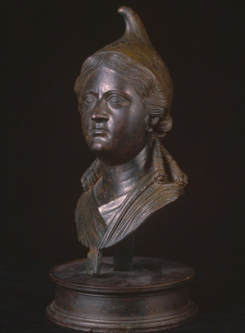 Бронзовый бюст  женщины  в скифском головном уборе(Эрмитаж)