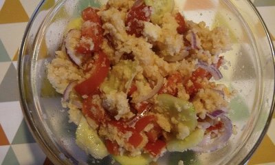 Это более осовремененная панзанелла. С огурцами. 