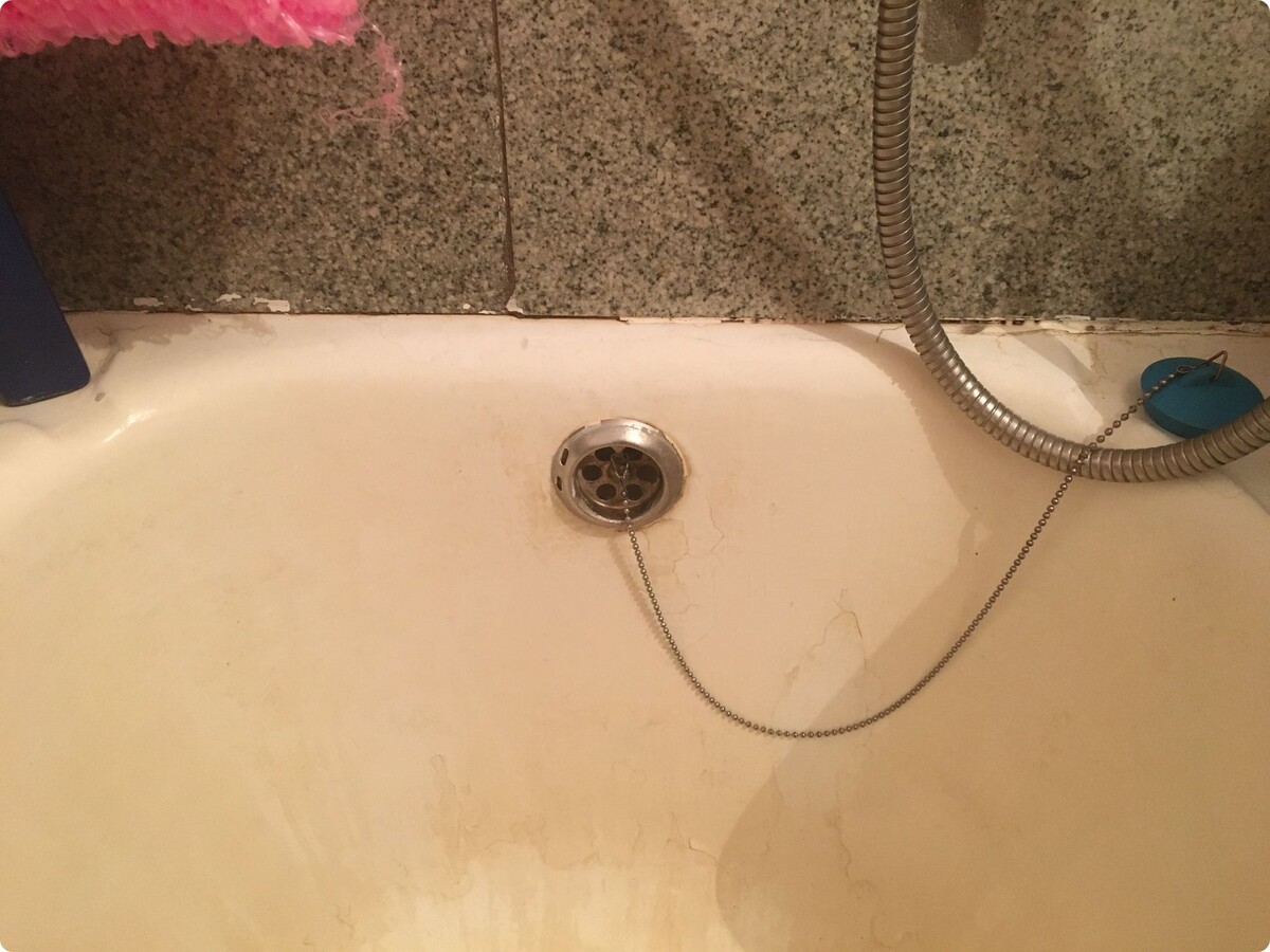 Боковое отверстие у ванны. Фото автора.