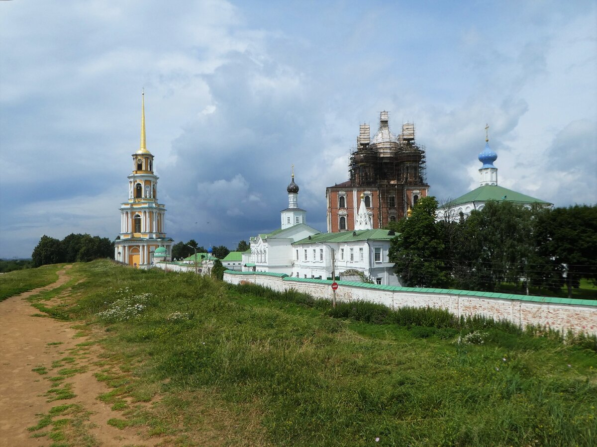 Рязанский кремль. Вид с сохранившегося оборонительного вала