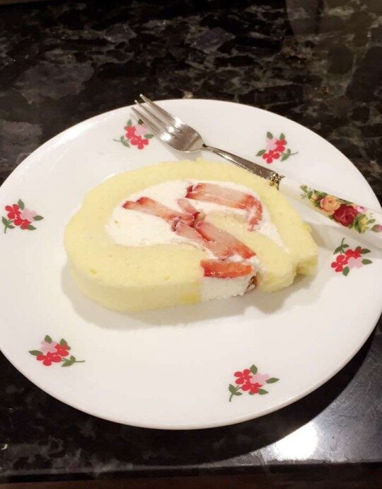 (Я не фуд-фотограф, и ни одна из этих фотографий не была сделана с намерением поделиться ими с кем-нибудь, кроме моих друзей, поэтому, пожалуйста, простите за не очень хорошие фотографии. Я подумал, что это лучше, чем ничего. Также этот рецепт это один из тех, что я получил назад из манги, так что он не самый «профессиональный». Мои извинения. Я постарался уточнить, основываясь на моем опыте.) 
Ингредиенты:
4 яичных желтка 4 яичных белка 1/4 стакана кукурузного масла 1/4 стакана молока 1/2 стакана муки 1/2 стакана жирных сливок клубники сахар по вкусу (я бы посоветовал не менее 1/4 стакана) несколько капель белого уксуса

Инструкции:
1. Добавьте масло, молоко и сахар (я бы посоветовал также 1/4 стакана сахара) в миску с яичным желтком. Смешайте, пока масло полностью не смешается.

2. Просейте муку и перемешайте, пока не исчезнут комочки.

3. В другой миске добавьте уксус и яичные белки, затем взбейте, пока они не станут густыми. (Я настоятельно рекомендую использовать для этого электрический взбиватель, делать это вручную очень сложно.) Добавьте одну треть (1/3) взбитых яичных белков в смесь яичных желтков и перемешайте до однородного состояния.

4. Влейте оставшиеся две трети (2/3) яичного белка и осторожно перемешайте. Не перемешивайте слишком много.

5. Вылейте тесто в форму с пергаментной подкладкой (я использую форму размером 8 x 12 дюймов, которая отлично готовит торт, но она довольно толстая; чем больше ваша сковорода, тем тоньше будет ваш торт, и вам придется регулировать температуру выпекания. / время соответственно). Осторожно постучите по сковороде несколько раз, пока смесь не станет ровной и не исчезнут пузырьки газа.

6. Поместите в предварительно разогретую духовку при 350F (180C) и запекайте 15 минут.

7. Пока пирог запекается, поместите миску со сливками и столько сахара, сколько хотите (вы можете вообще не класть) в большую миску с ледяной водой и взбивайте до густой консистенции. Вымойте и нарежьте клубнику.

8. Когда пирог готов, дайте ему полностью остыть при комнатной температуре, затем переверните его на чистую пергаментную бумагу или ткань. (Я думаю, если вы предварительно раскатаете торт, когда он теплый, и дадите ему вот так остыть, в конце он раскатится легче, но я всегда слишком курица, чтобы пробовать это. Если вам интересно, посмотрите технику .)

9. Нанесите крем на торт и положите столько клубники, сколько хотите (я покрываю все, но в оригинальном рецепте клубника должна быть только с одного конца. Так что делайте, что хотите). Осторожно скатайте лепешку в цилиндр, заверните в ткань или пергамент, затем уберите в холодильник для охлаждения на 30 минут.

10. Наслаждайтесь! Хорошо сочетается с ледяным лимонадом или горячим медово-лимонным чаем.