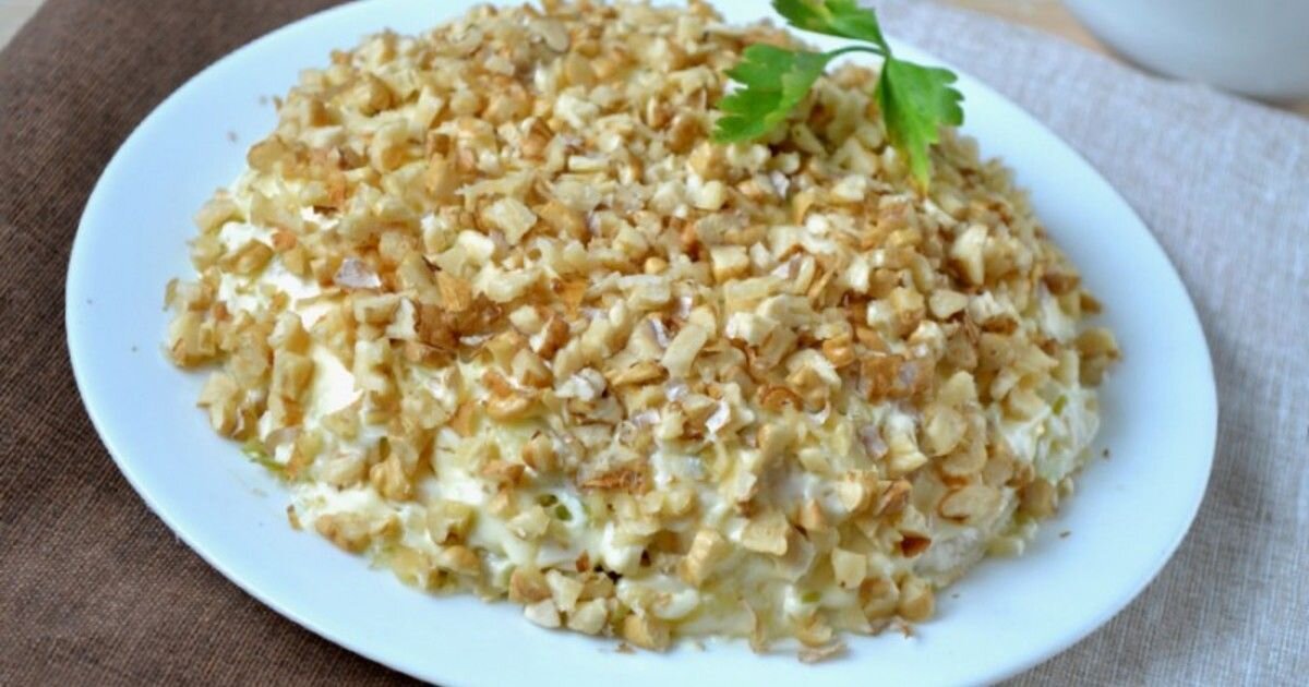 Салат свадебный с орехами и курицей