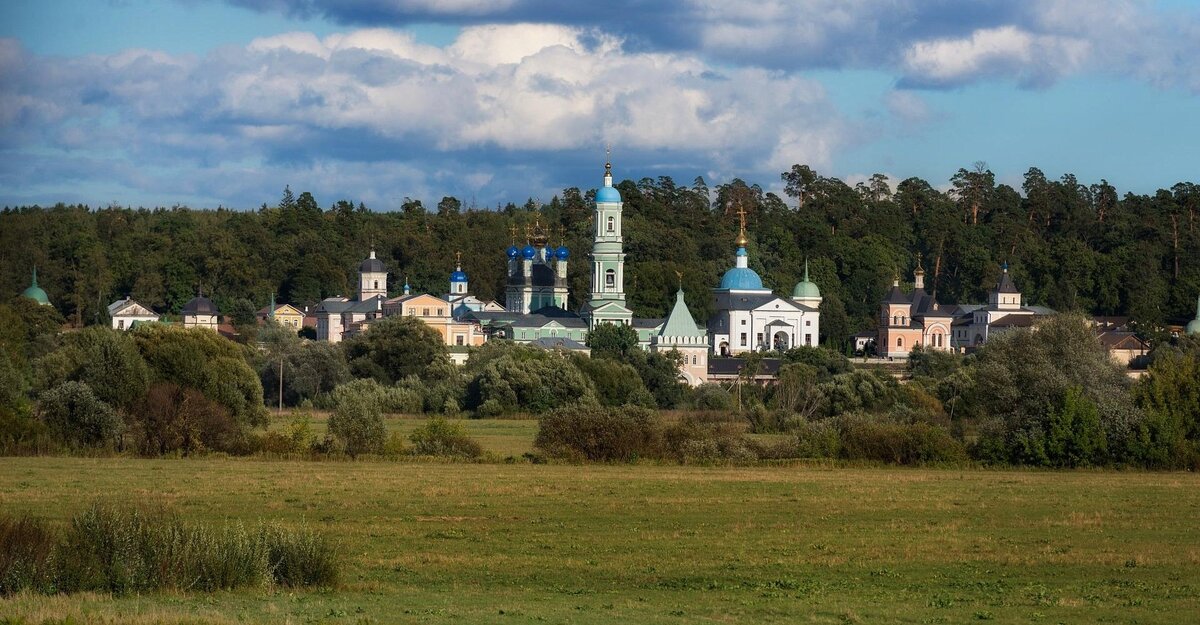 Святая оптина. Козельск монастырь Оптина пустынь. Оптина пустынь монастырь вид с реки. Пустошь Калуга Оптинская. Козельск Оптина пустынь фото.