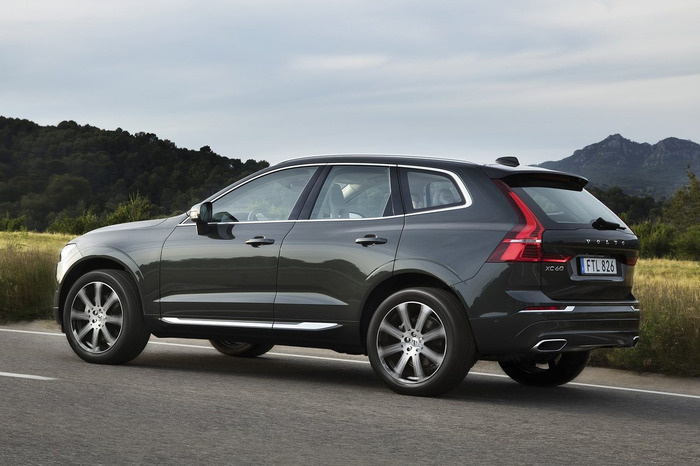 Если сравнивать новый XC60 с предшественником, который пользовался неплохим спросом на нашем рынке, то прибавка в блине составила всего 44 мм. При этом он на 55 ниже, но главное - колесная база растянулась на целых 10 см. Это не могло не сказать на задних местах. Теперь там действительно просторно.
