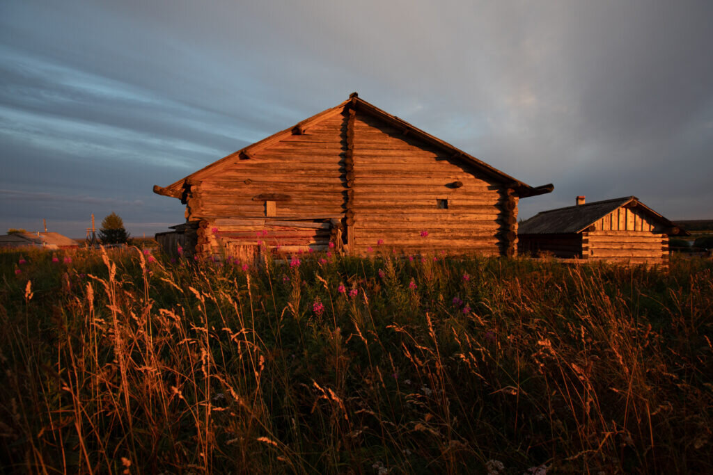 Типичный северный дом-брус, вид со двора. Деревня Селище