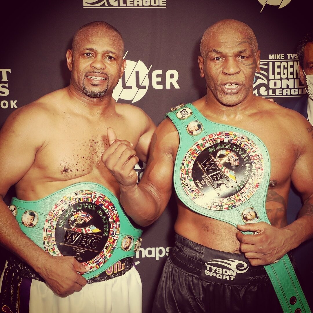 Рой Джонс и Майк Тайсон после боя. Оба получили пояса. 