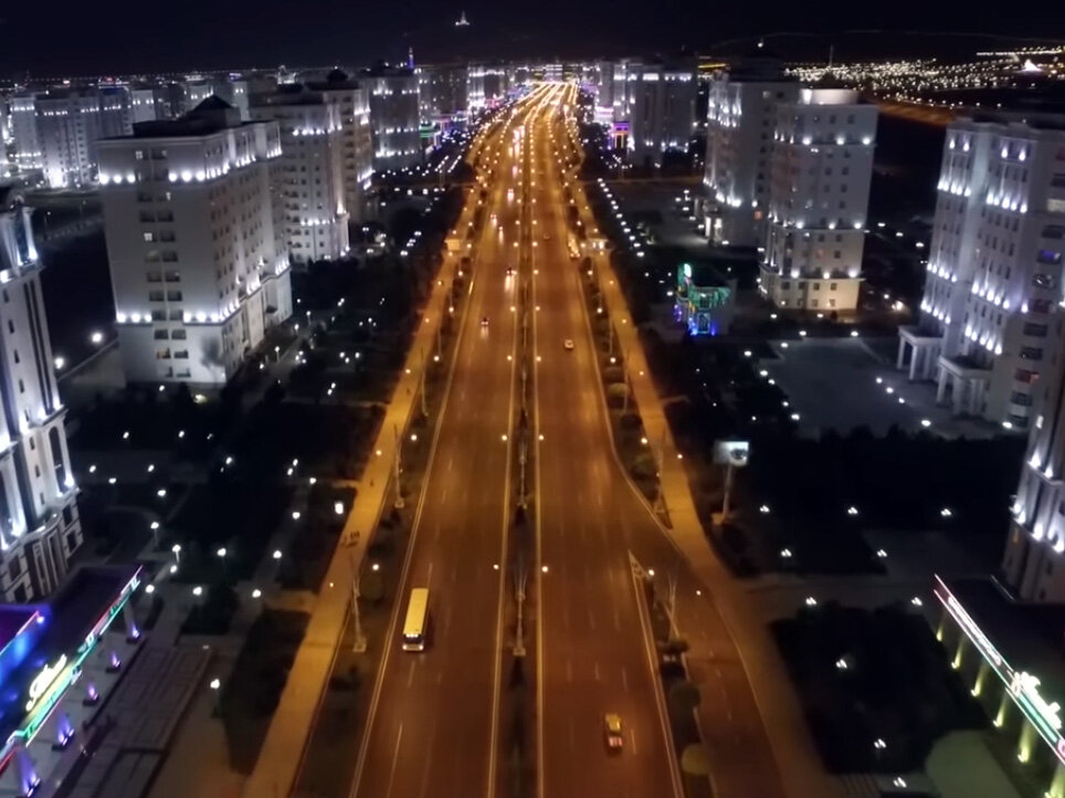 Это Туркменистан. Видимо так будут выглядеть наши дороги если забрать права у женщин... А ведь это половина всех водителей