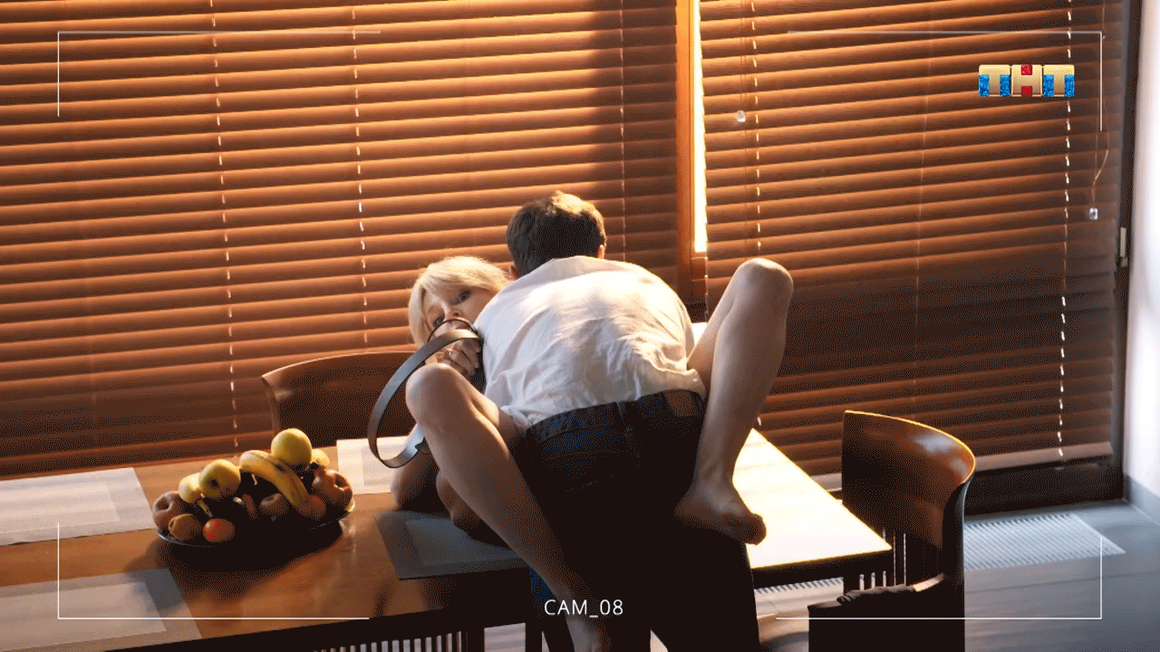 Сцена из сериала "Идеальная семья" с Павлом Деревянко и Ольгой Медынич