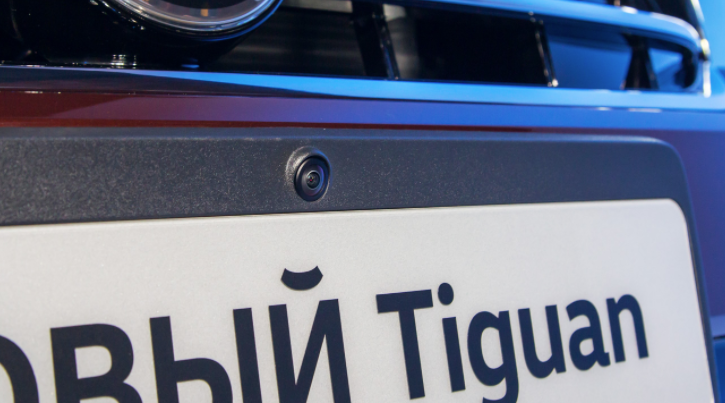 Камера в номерной рамке