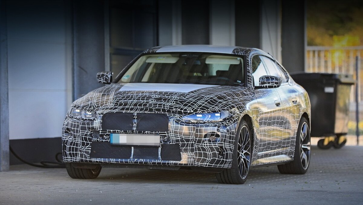 Модели BMW i435 и i440, скорее всего, будут выглядеть чуть ли не одинаково, а более спортивная версия i4 M50 xDrive получит более агрессивный обвес, колёса увеличенного диаметра и спойлер на крышке багажника. Иными окажутся и настройки подвески с тормозами.