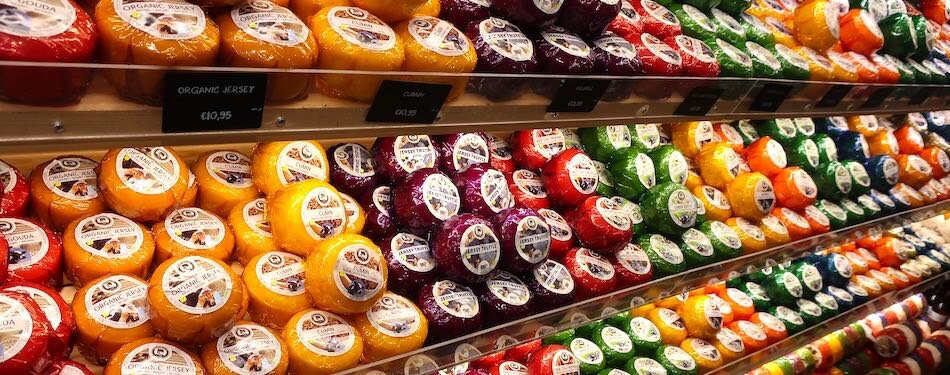 Сыры на полке магазина