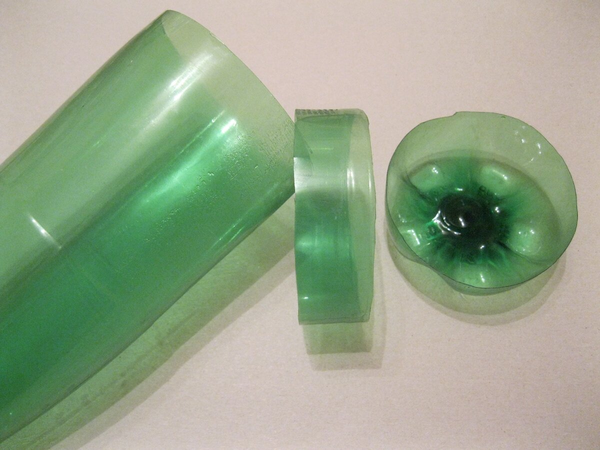 Лучше использовать бутылку из жесткого пластика.