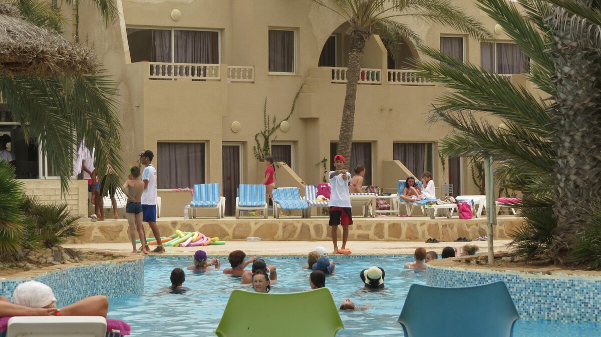 Анимация у бассейна