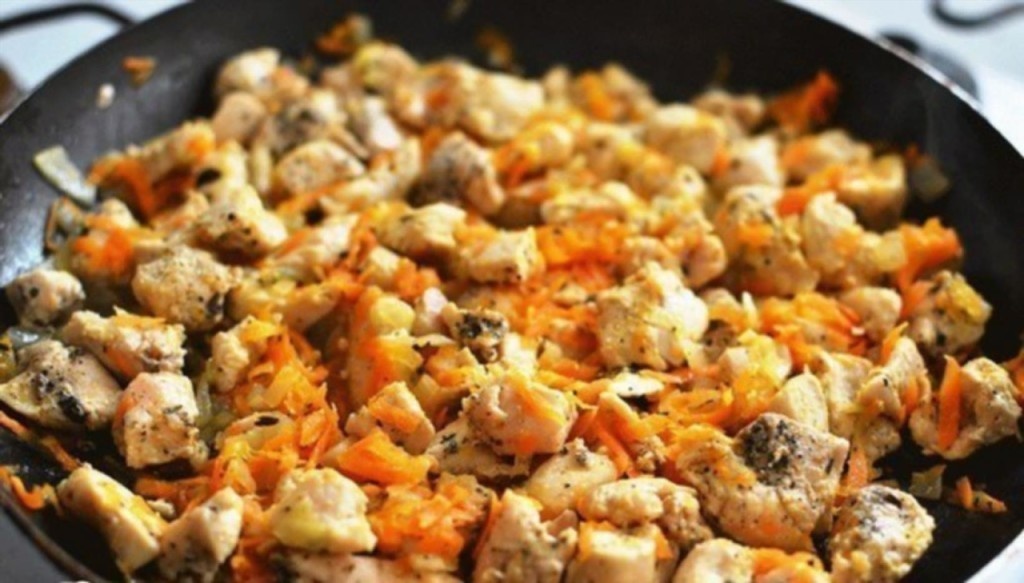 Зажарка и курица кусочками всегда спасают, когда не хочется готовить