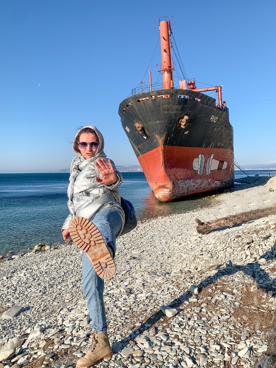 Сухогруз "Рио" стал одной из главных "альтернативных"  достопримечательностей черноморского побережья. Фото автора