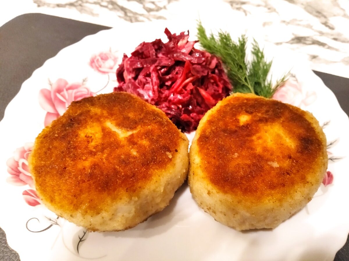 Биточки всегда круглые и приплюснутые. Делайте их толщиной в палец. Иначе, не прожарятся.