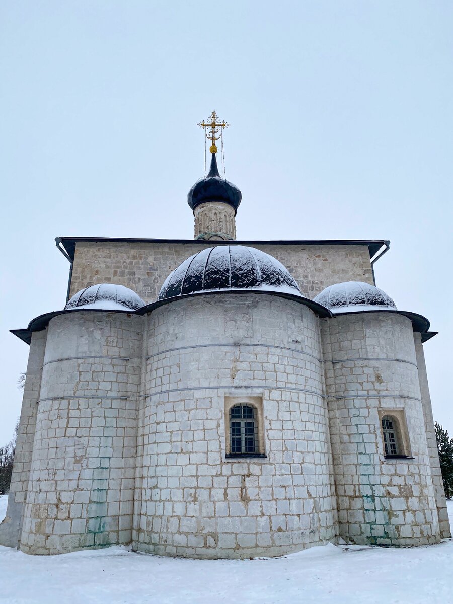 Один из первых образцов белокаменного зодчества на Руси - церковь св.Бориса и Глеба 1152г.п.!