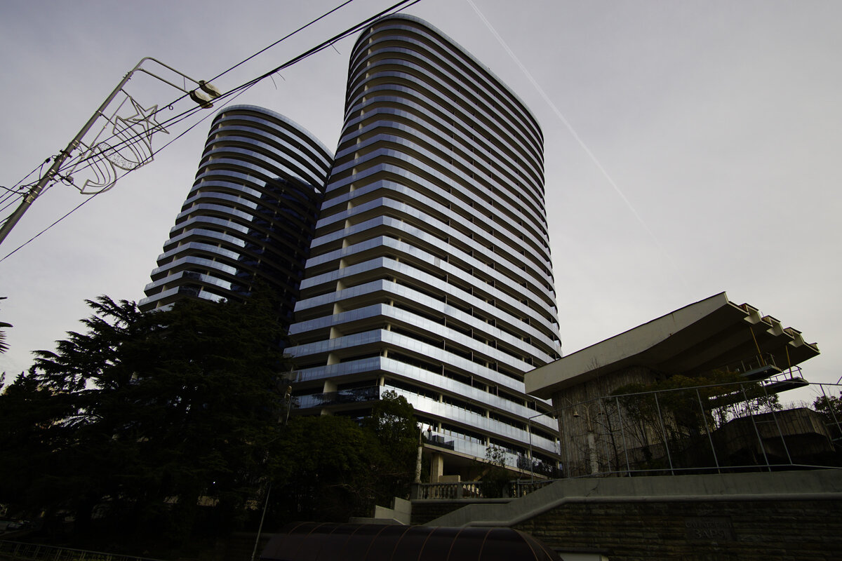 Через дорогу (Курортный проспект), находится жк "Сан-Сити".