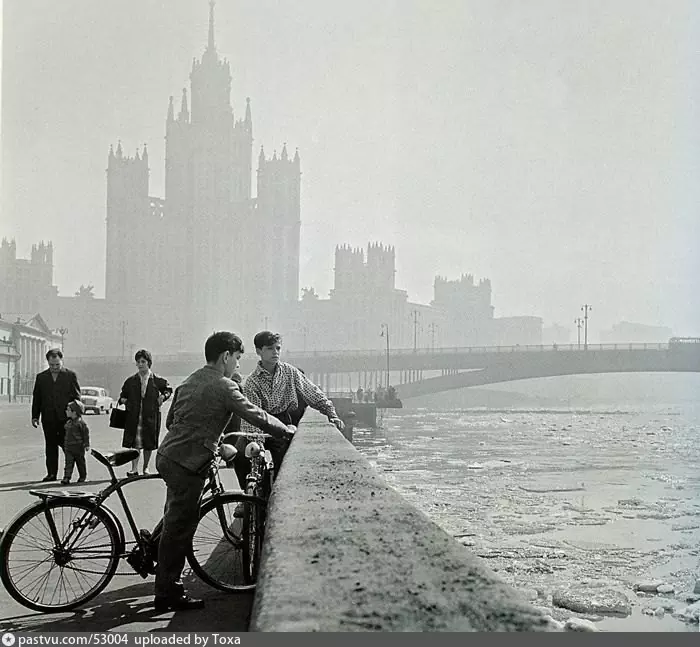 На набережной, 1963 год. Автор: В. Будан.