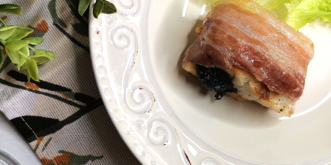 Треска, чернослив и бекон. Все, что нужно для вкусного ужина.