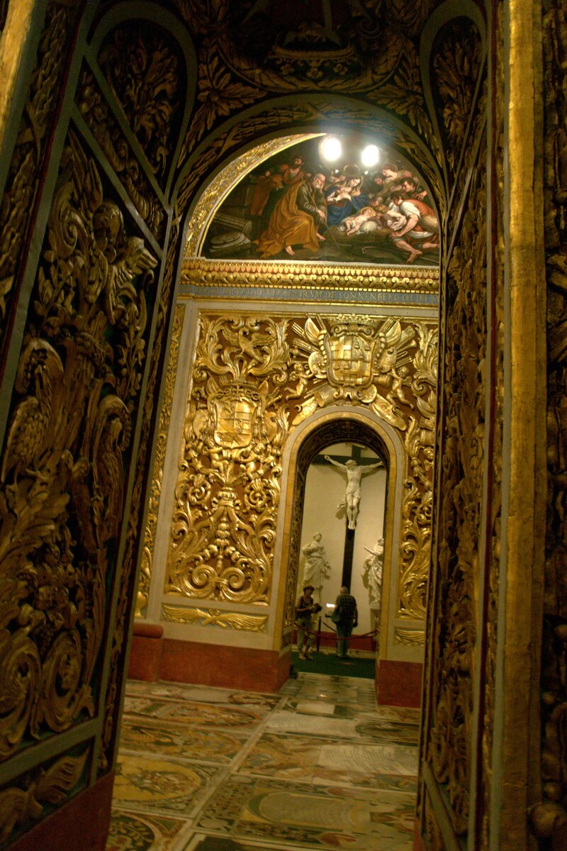 Фрагменты собора. Обратите внимание на пол,...