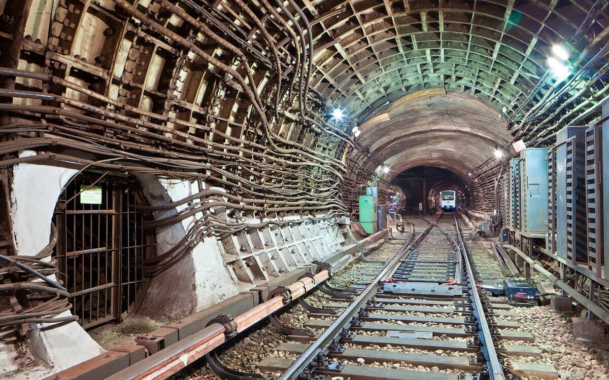 Тоннель метро. Тоннели Московского метрополитена. Метро тоннель подземелье Московского метрополитена. Притоннельные сооружения метрополитена. Станция Тоннельная метро.