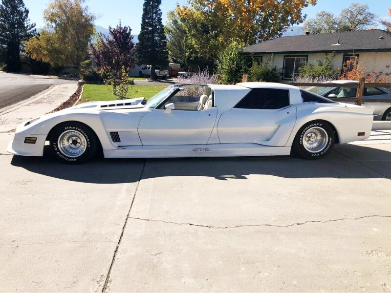 С такого ракурса автомобиль напоминает Бэтмобиль