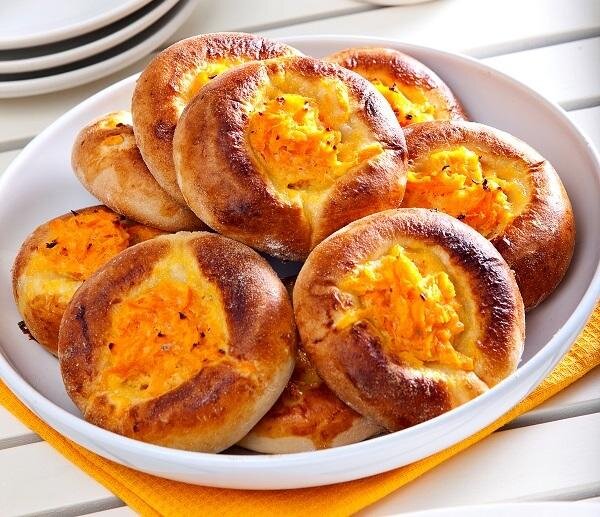 На  Масленицу  пекут не только  блины , символизирующие круглое, яркое, теплое солнце, но и любую другую выпечку. Например, ватрушки. В нашем случае не в классическом варианте (с творожной начинкой), а с  морковью , смешанной с  яйцом  и  сметаной . Ну чем не солнце на столе?! 