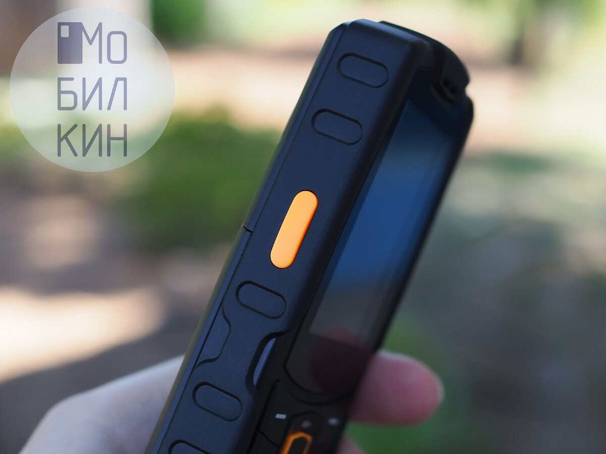 Слева – многофункциональная кнопка. На короткое нажатие можно назначить запуск приложения, а длинное включит фонарик