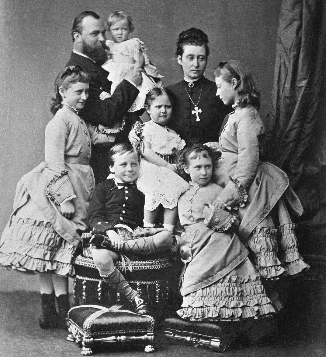 Гессенская семья 1875 года. Великий  герцог Людвиг и его жена Алиса, дочь королевы Англии, конечно не знали какая судьба ждет дочерей в России