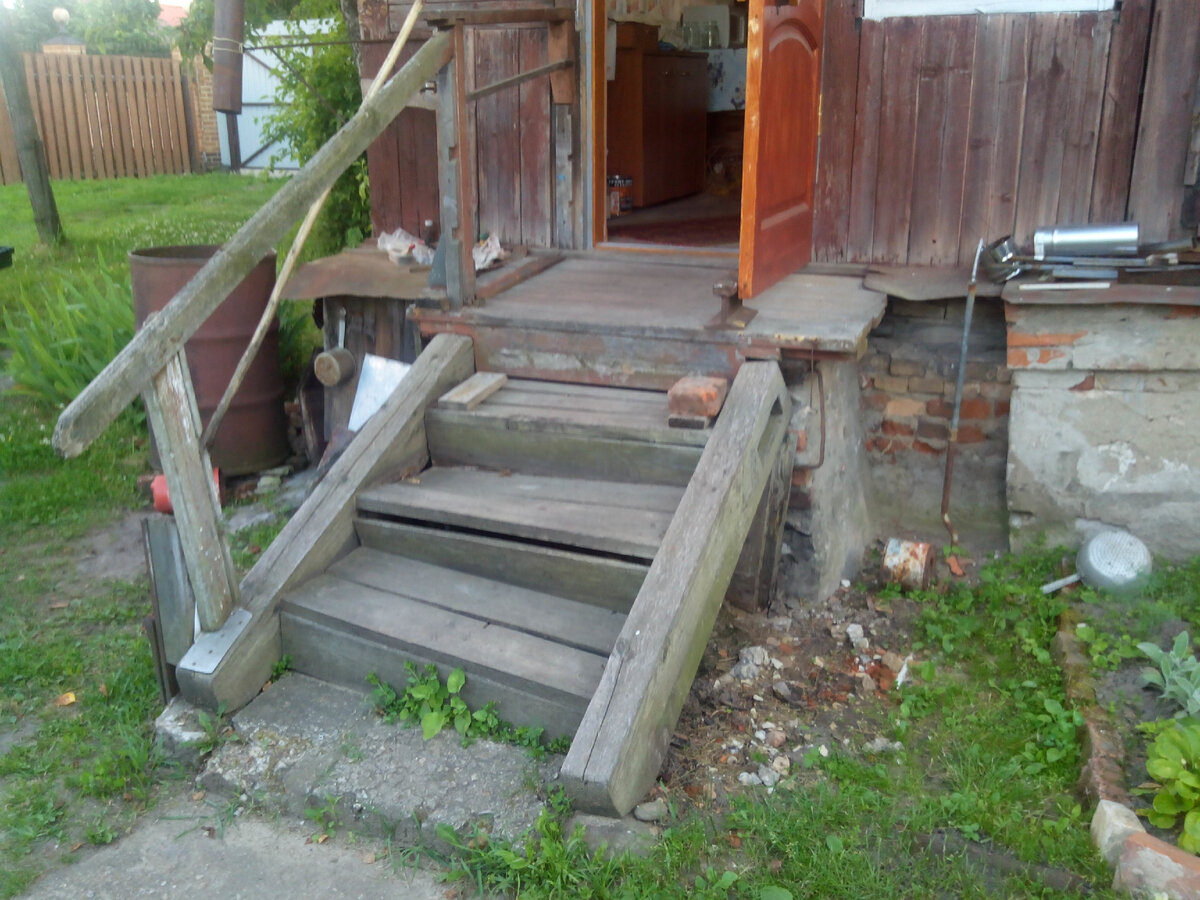 старая лестница, подгнила и перекосилась