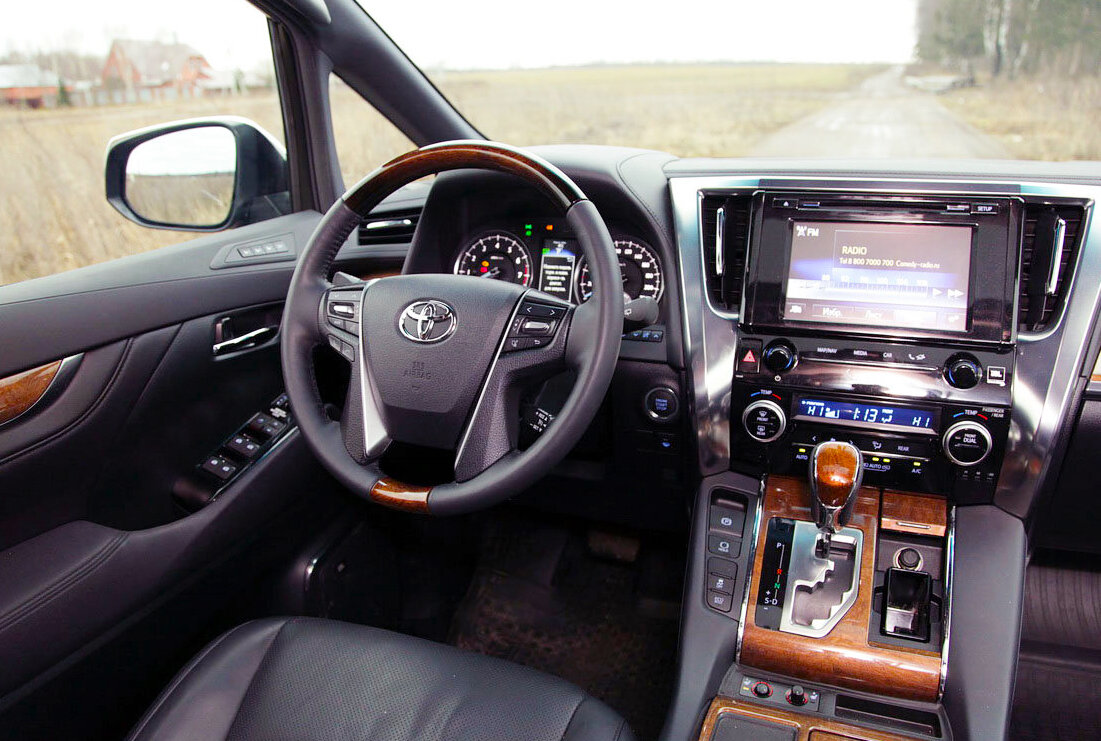 Toyota Alphard - место водителя