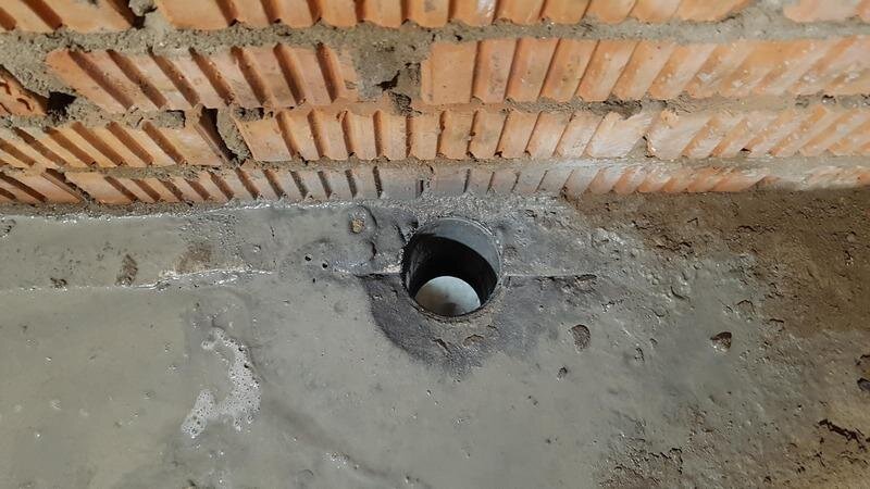 Пробуренное отверстие в железобетонном перекрытии