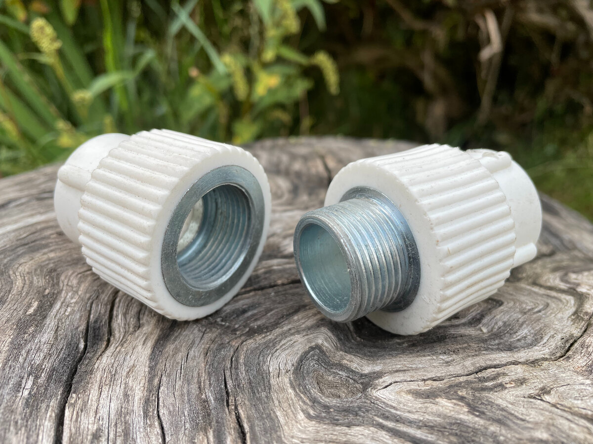 Это комбинированные фитинги. Фото автора