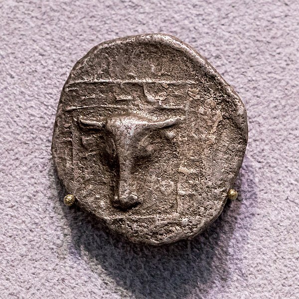 360-330 до н.э. - серебряный статер.  Голова быка. Источник: ArchaiOptix, CC BY-SA 4.0 <https://creativecommons.org/licenses/by-sa/4.0>, via Wikimedia Commons
