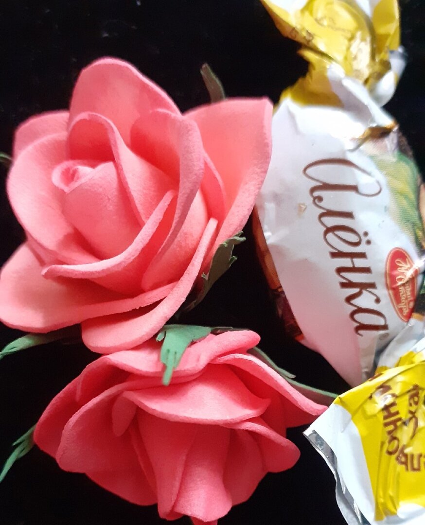 Цветочки - сюрприз, конфетку съела, потому для фото положила свою